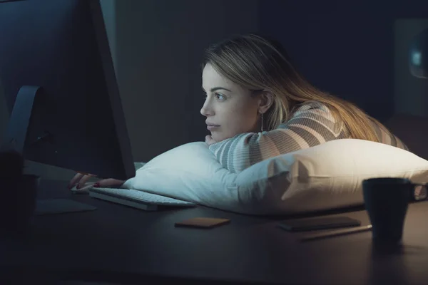 Verveelde vrouw die laat in de nacht werkt met haar computer — Stockfoto