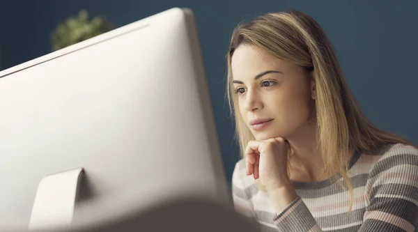 Jeune femme attrayante travaillant avec un ordinateur — Photo