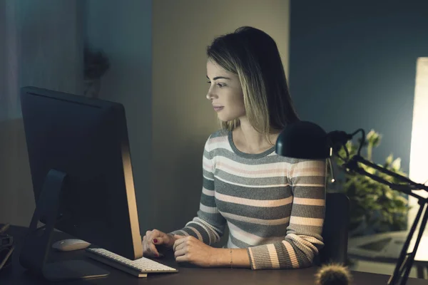 Jovem sorrindo mulher redes sociais com seu computador — Fotografia de Stock