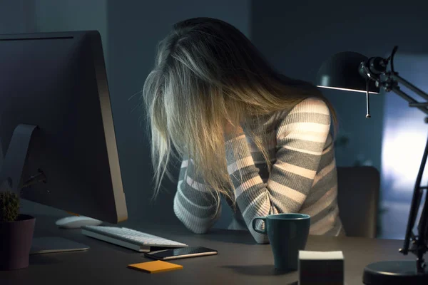 Mujer agotada trabajando en el escritorio hasta tarde en la noche —  Fotos de Stock