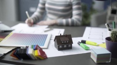 Ofiste çalışan genç iç mimar.