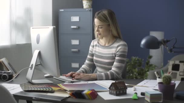 Joven diseñador creativo trabajando en el escritorio de la oficina — Vídeo de stock