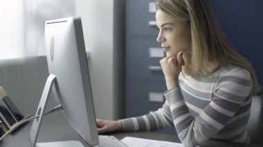 Ofis masasında çalışan genç yaratıcı tasarımcı