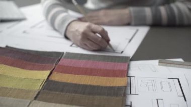 Yaratıcı bir projede çalışan profesyonel dekoratör