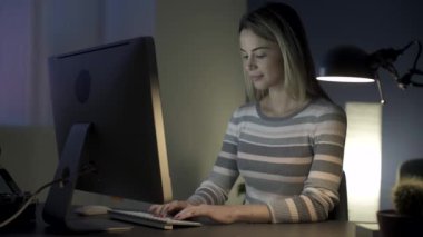 Mutlu genç kadın gece online sohbet