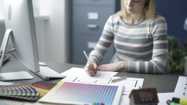 Junge Innenarchitektin arbeitet im Büro — Stockvideo