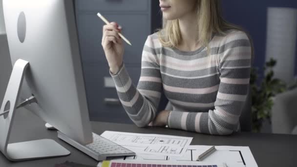 Jeune architecte d'intérieur travaillant dans le bureau — Video