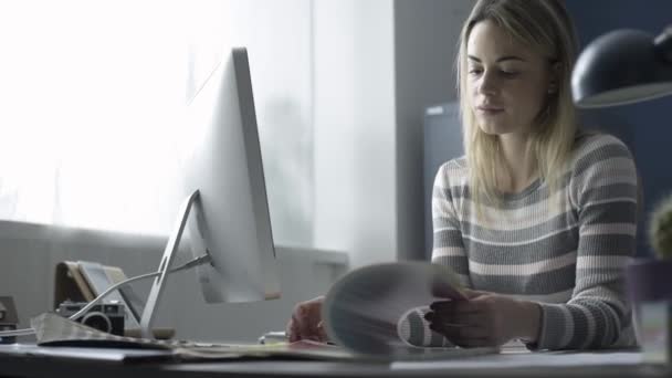 Jovem designer criativo trabalhando na mesa de escritório — Vídeo de Stock