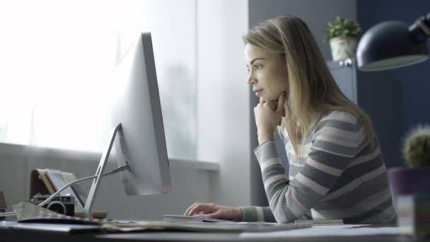 Młoda kobieta pracująca z komputerem w biurze — Wideo stockowe