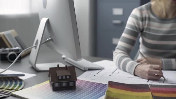 Decorador profissional trabalhando em um projeto criativo — Vídeo de Stock