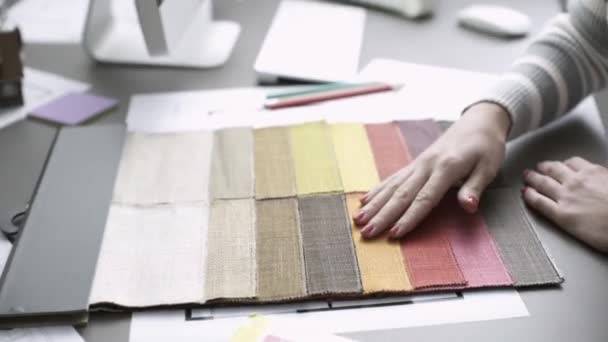 Designer de interiores verificando amostras de tecido — Vídeo de Stock