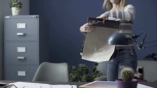 Designer de interiores profissional sentado na mesa e sorrindo — Vídeo de Stock