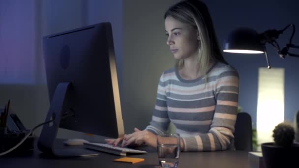 Femme fatiguée travaillant tard dans la nuit — Video