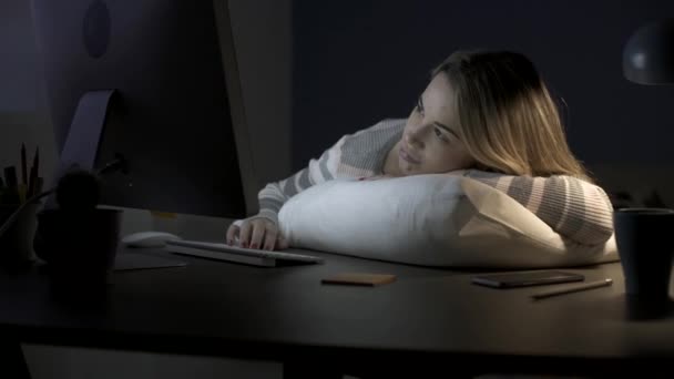 Ospalá žena opřená o polštář na stole — Stock video