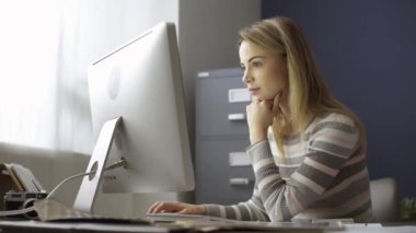 Yorgun genç yaratıcı tasarımcı çalışma fazla mesai