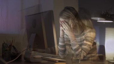 Yorgun ofis işçisi ağrı kesici alıyor