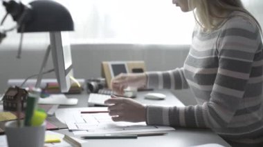 Yaratıcı bir projede çalışan profesyonel dekoratör