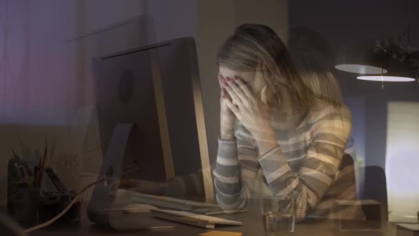 Kimerült irodai dolgozó vesz egy fájdalomcsillapítót — Stock videók