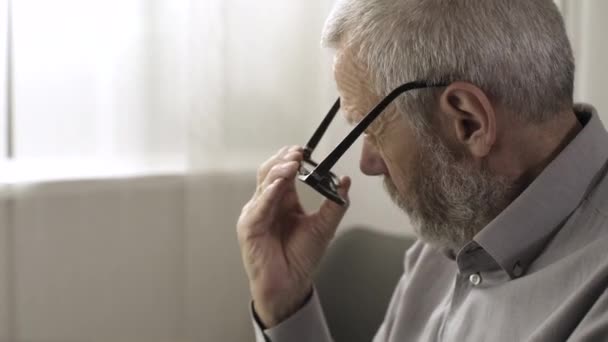 Hombre mayor trabajando con computadora y sintiéndose cansado — Vídeos de Stock