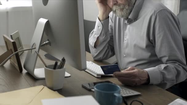 Brak Senior man het controleren van zijn bankrekening online — Stockvideo