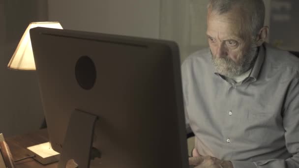Senior man har datorproblem — Stockvideo