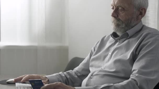 Homem sênior fazendo compras online com seu cartão de crédito — Vídeo de Stock