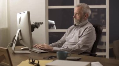 Bir üst düzey bilgisayara hırsız hacker saldırı