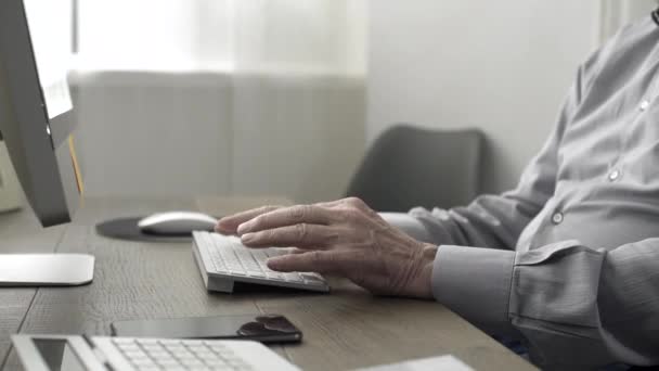 Idős férfi, aki online kapcsolódik a számítógéphez — Stock videók