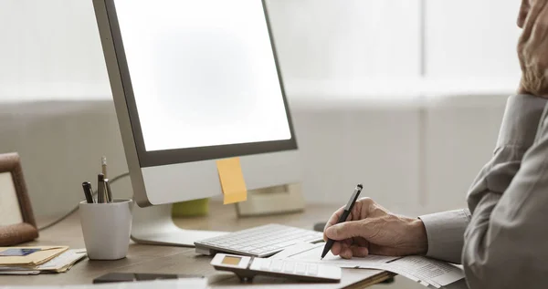 Homem sênior trabalhando no escritório e escrevendo — Fotografia de Stock