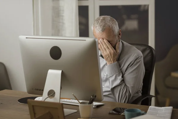 Förvirrad Senior Citizen med hjälp av en dator — Stockfoto