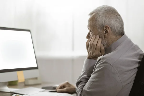 Senior man staring at the computer screen — Stock Photo, Image