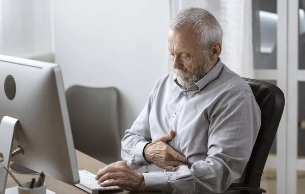 Idős férfi, akinek rossz gyomorfájás — Stock Fotó