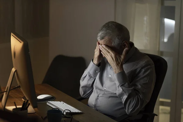 Solitaire triste homme âgé se connectant la nuit — Photo