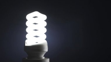 Enerji tasarruflu lamba koyu arka planda açıp kapama