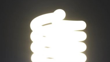 Enerji tasarruflu lamba koyu arka planda açıp kapama