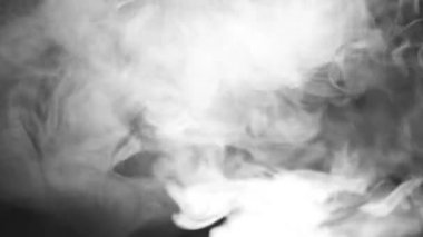 yükselen siyah arka plan üzerine beyaz duman