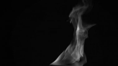 Koyu arka planda yanan meşale alevi