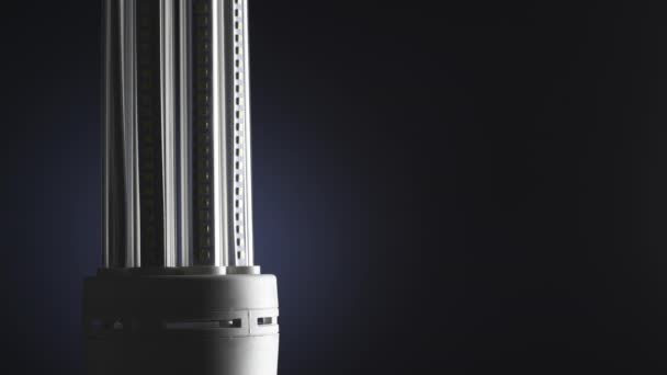 Karanlık arka planda enerji tasarruflu led lamba — Stok video