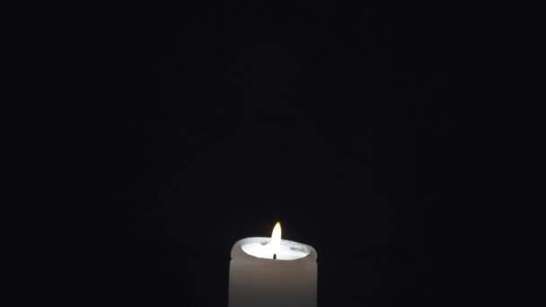 吹掉蜡烛和黑色背景的烟雾 — 图库视频影像