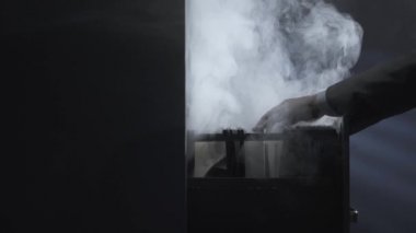 Tehlikeli yanan dosyaları arayan işadamı