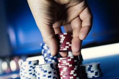 Casino'da poker fişlerini istifleyen şanslı oyuncu