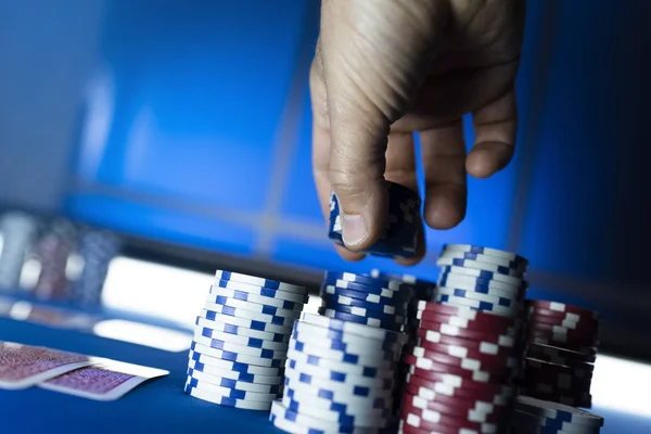ポーカーテーブルにチップを積み重ねる勝利の男 — ストック写真