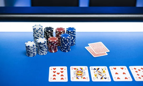 Montones de fichas y cartas de póquer Texas Hold 'em — Foto de Stock
