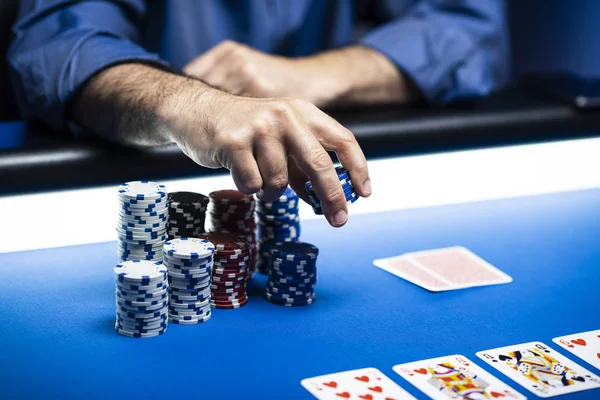 Šťastný bohatý hráč sázkových čipů v kasinu — Stock fotografie