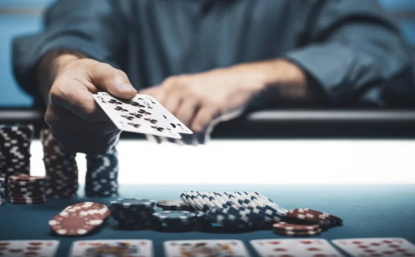 Человек, играющий в техасский холдем покер в казино — стоковое фото