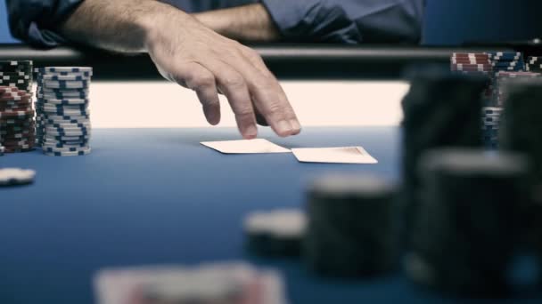 Κράτα τις κάρτες πόκερ στο καζίνο. — Αρχείο Βίντεο