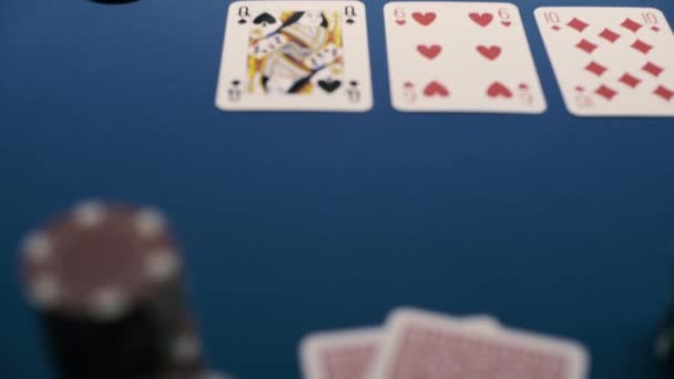 Jogador de poker apostando no casino e mesa de poker — Vídeo de Stock