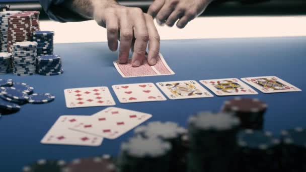 Lucky Poker játékos felfedi lapjait az asztalon — Stock videók