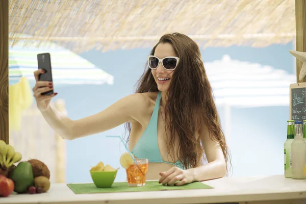 Junge schöne Frau macht Selfies am Strand — Stockfoto