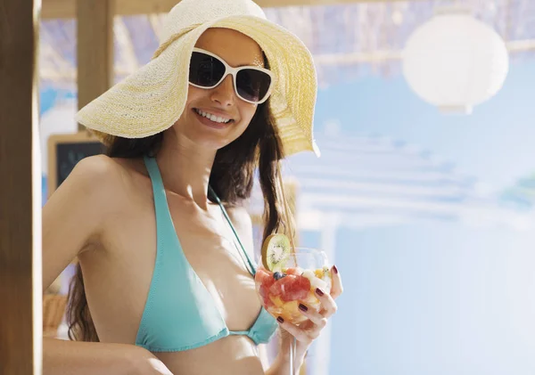 Mulher feliz na praia comendo uma salada de frutas — Fotografia de Stock